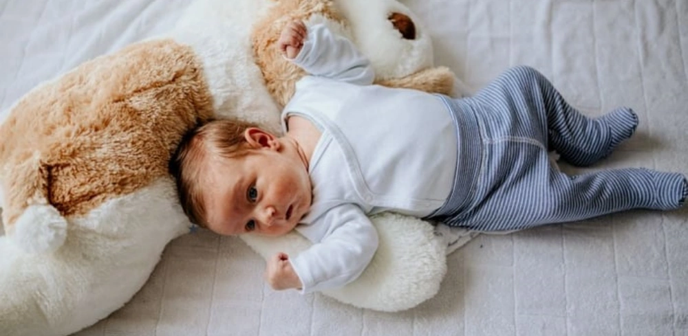 can newborns sleep safely in footie pajamas