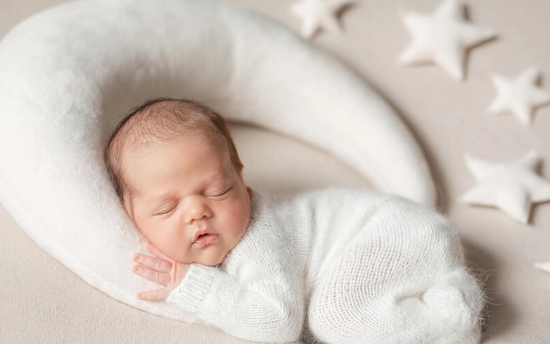 what should a newborn sleep in clothes
