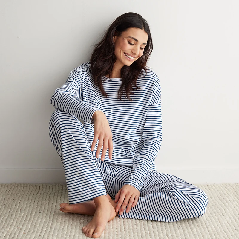 Generisch Bedrucktes Zweiteiliges Herren Outfit Festlicher Pyjama Weiche Freizeitbekleidung Gemütliche Entspannung Homewear Familienfeiern Partys